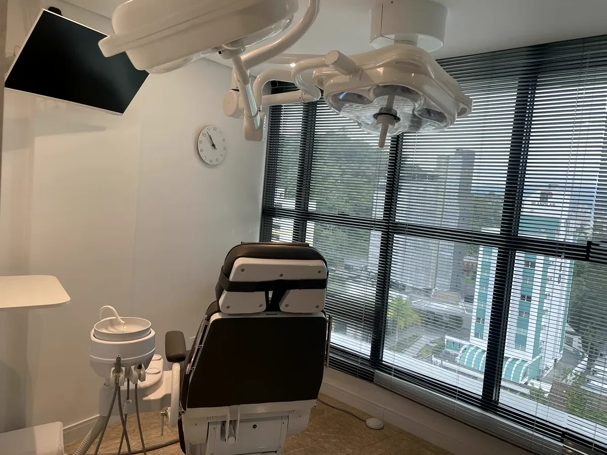 Clinical room with surgical light and natural light