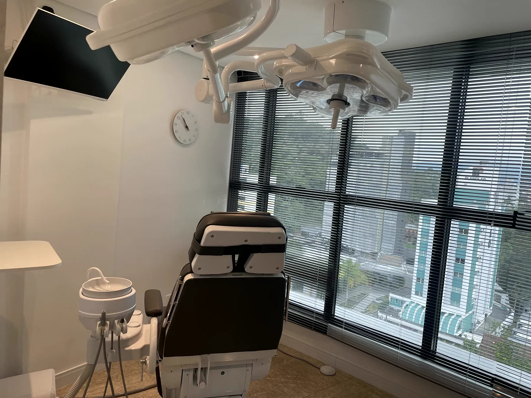 Sala clínica com foco cirúrgico e luz natural